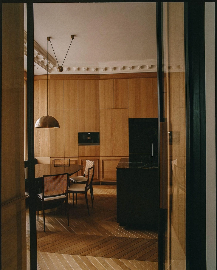 Стулья Unilabor, дизайн Джеральдо де Барроса. Винтажный светильник, дизайн Флориана Шульца. | Источник: Матье Сальвен