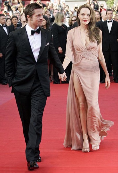 Бред Питт и Анджелина Джоли (в Versace)