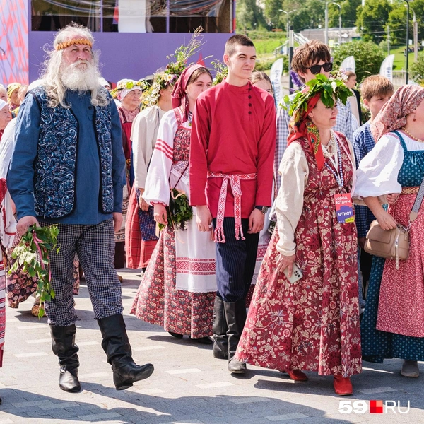 Гляньте, сколько пермяков в народных костюмах! | Источник: Тимофей Калмаков / 59.RU