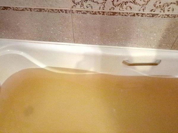 Жители вынуждены мыться в такой грязной воде | Источник: читатели 59.RU