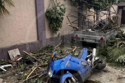Мотоциклы в Сочи пострадали от ливня, врезавшись в машины