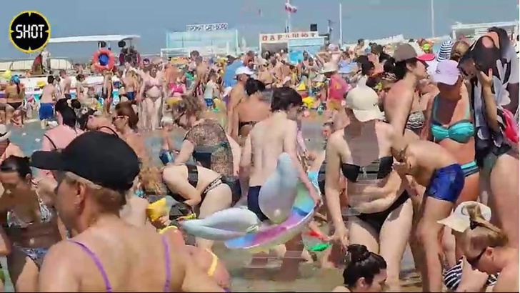 Россияне делятся видео с переполненных пляжей Черного моря — что там творится на самом деле?