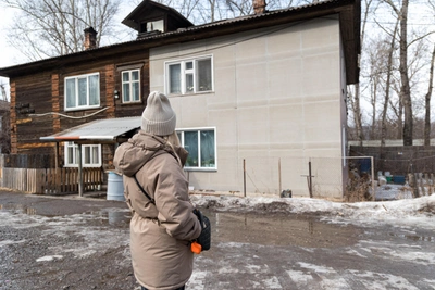 Мэр Красноярска о судьбе домов с печками и уличным туалетом