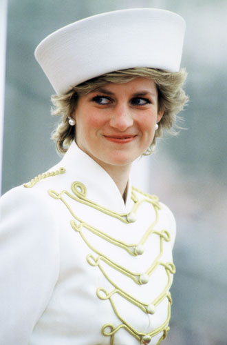 1987Принцесса во время парада в костюме в парадно-военном стиле от Catherine Walker и шляпе Graham Smith.