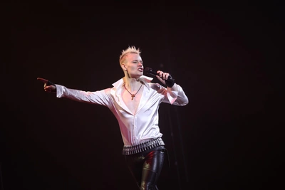 Екатеринбуржцы осудили SHAMAN за облизывание льда Байкала