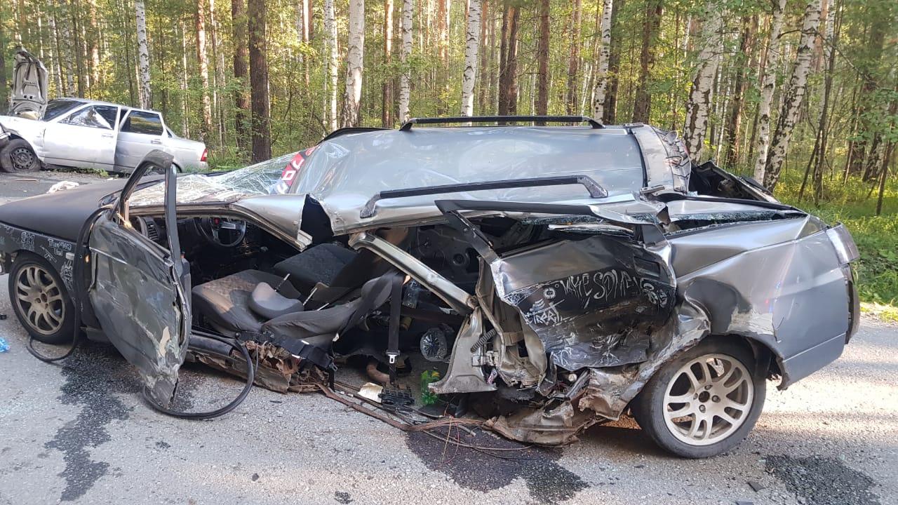 Под Первоуральском размотало ВАЗ и Lada Priora, двух человек отправили в  больницу - 13 августа 2023 - Е1.ру