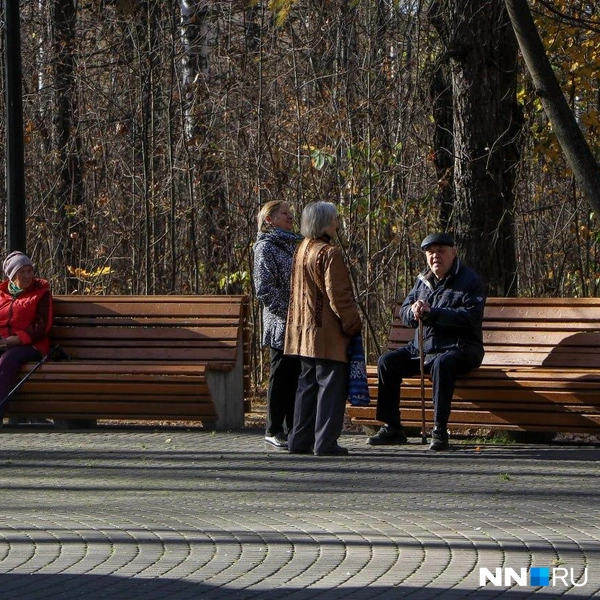 Люди любят отдохнуть и пообщаться в парке | Источник: Наталья Бурухина / NN.RU