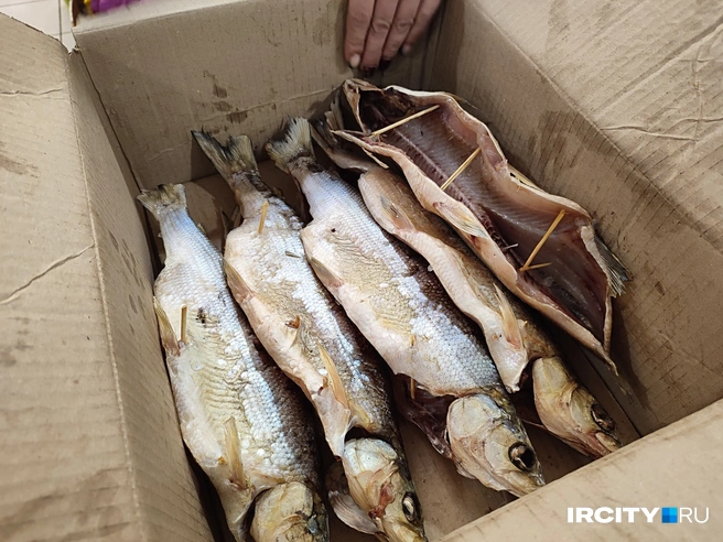Люди порой покупают целыми коробками. Видимо, поэтому мелочь так быстро заканчивается | Источник: Ксения Филимонова / «ИрСити»