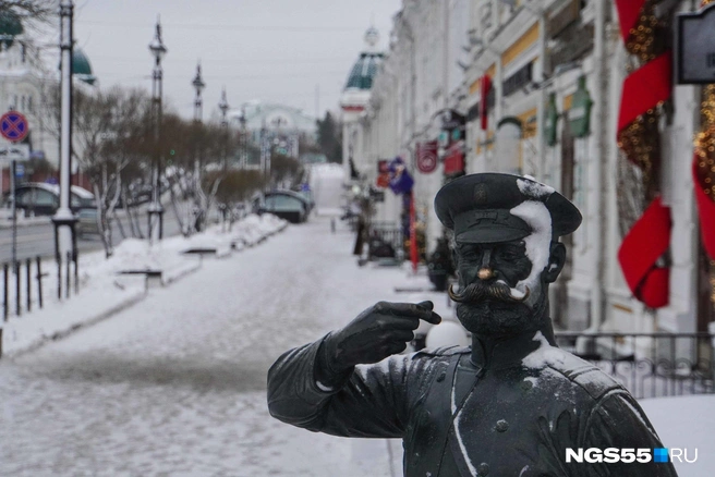 Городовой сегодня немного недоумевает: «Куда подевались люди?» | Источник: Евгений Софийчук