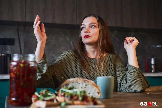 «Улитка — это суперфуд», — говорит Елена. Так называют продукты с повышенным содержанием полезных веществ (витаминов, минералов, антиоксидантов). К суперфудам относят ягоды годжи, асаи, семена чиа, спирулину, киноа, некоторые орехи | Источник: Роман Данилкин / 63.RU