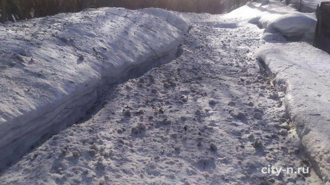 В Новокузнецке дорожники засыпали снегом улицу, чистившуюся жителями | Источник: city-n.ru