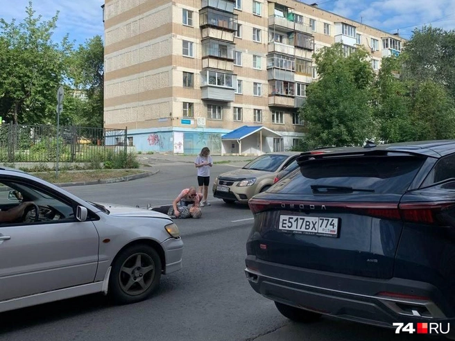 Пострадавшей вызвали скорую, самостоятельно подняться она не могла | Источник: читатель 74.RU