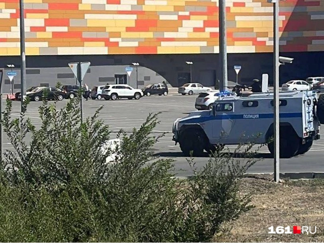 Полицейский бронеавтомобиль заметили у «Мегамага» | Источник: читатель 161.RU