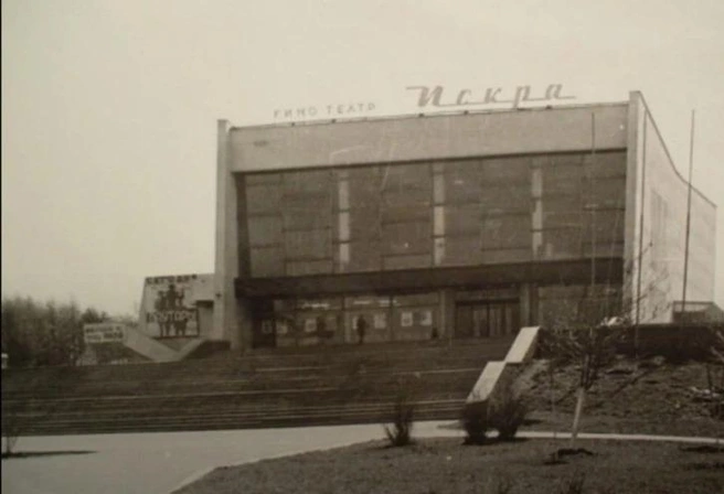 Так выглядела первая версия «Искры» — тогда не было ни 3D-фильмов, ни нескольких залов внутри | Источник: «История Уфы и Башкортостана | Старые фотографии» / Vk.com