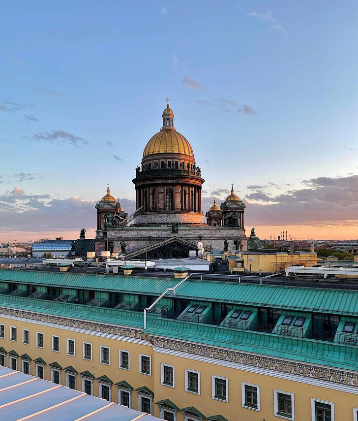 Вид с террасы отеля SO/ St. Petersburg на Исакиевский собор. Адрес: Вознесенский пр., 6. | Источник: Дарья Лапошина