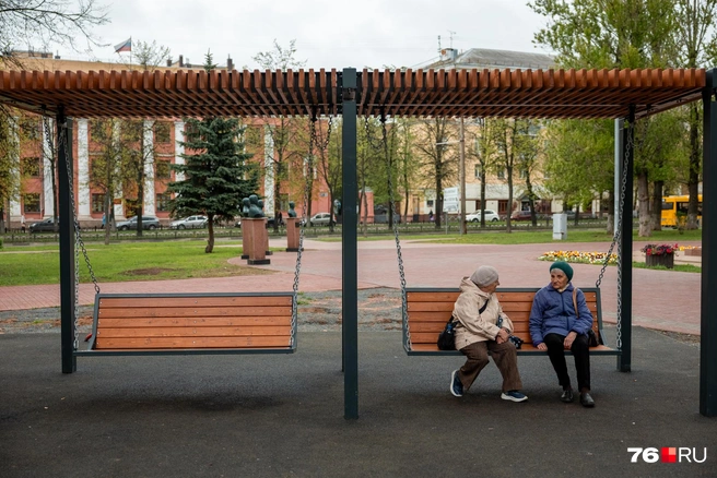 Жители города отдыхают на качелях | Источник: Александр Куренной / 76.RU