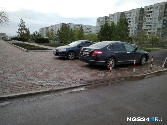 Гуляющие по скверу вновь страдают от парковки на тротуарах