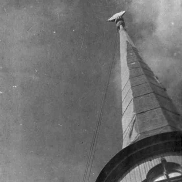 Ремонт чехла на шпиле здания Адмиралтейства выполняет верхолаз О.&nbsp;А.&nbsp;Фирсова. Лето 1942 года. Фотограф Могилевский. | Источник: КГИОП