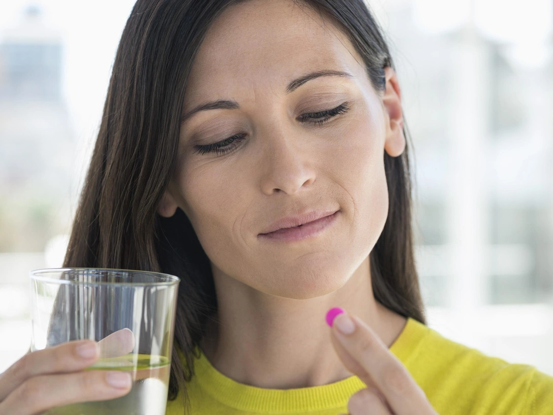 6 витаминов, которые опасно принимать без назначения врача | marieclaire.ru