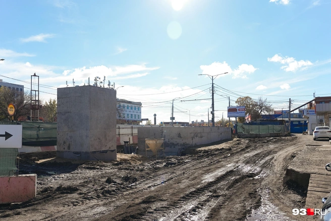 Так выглядит стройка с четной стороны  | Источник: Дарья Паращенко / 93.RU
