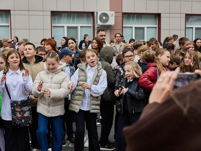 Утро в Новосибирске выдалось прохладным и пасмурным, поэтому дети, пришедшие к зданию центра образования № 82 «Развитие», были одеты в куртки | Источник: Александр Ощепков / NGS.RU