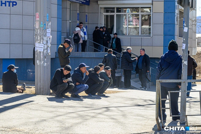 Иностранцы у здания миграционной службы | Источник: Олег Фёдоров / CHITA.RU