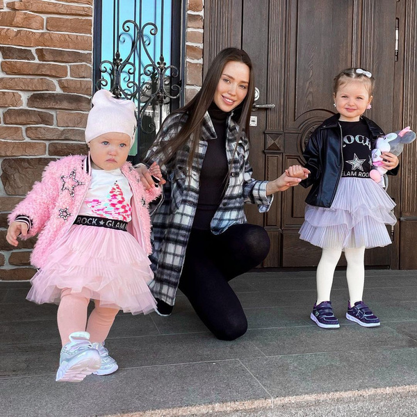 Дочь Тарасова и Костенко пытается натянуть на себя одежду своей куклы: видео