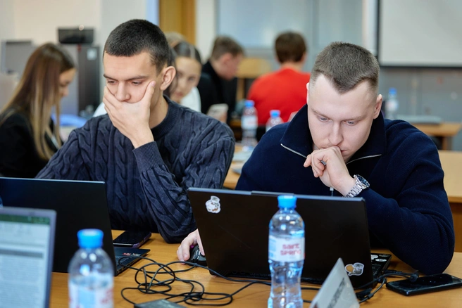 Все участники команды были распределены по ролям: аналитик, маркетолог, финансист, дизайнер и генератор идей | Источник: Альфа-Банк