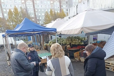 В Архангельске убрали нелегальные овощные палатки у рынка