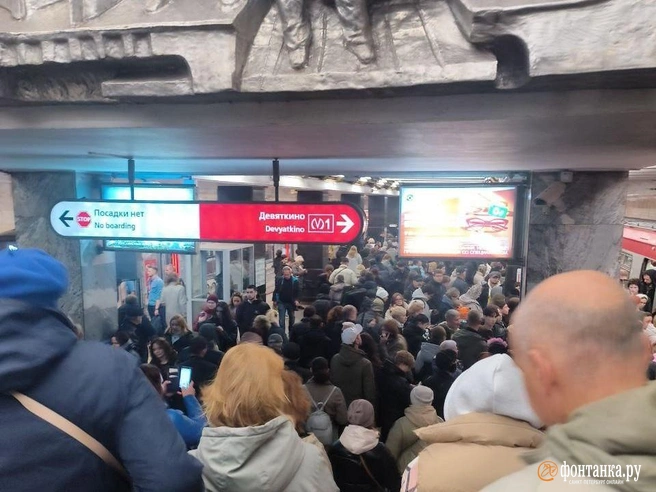 Петербуржцы показывают, что творится в метро из-за сбоя на красной линии | Источник: читатель «Фонтанки»