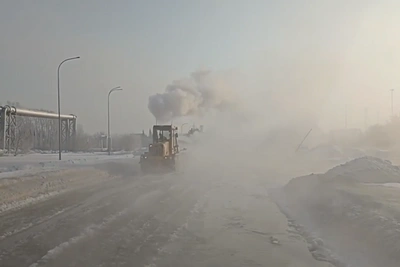 Прорыв водопровода перекрыл улицу в Кемерове