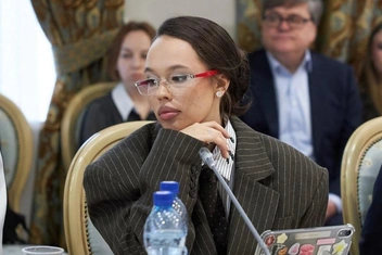 Силиконовый гном, доносы и жажда хайпа: в чем суть конфликта между Инстасамкой, Дорой и Мейби Бейби