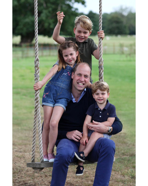 <p>В честь дня рождения принца Уильяма был опубликован его новый портрет с детьми</p>