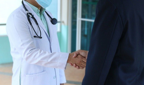 ДМС или договор с клиникой? Как обеспечить лечение и реабилитацию сотрудников во время пандемии