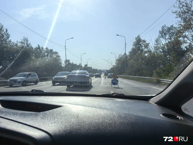 У автомобилистов забрали целую полосу. Работали сотрудники ГАИ  | Источник: Павел Красоткин / 72.RU 