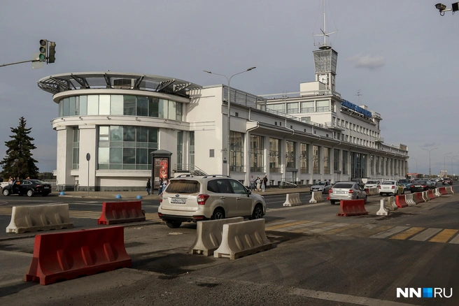 Лето и осень запомнились нижегородцам километровыми пробками, в которых почти утопал центр города. На разных улицах начали одновременно проводить ремонт: где-то меняли трамвайные пути, где-то перекрытия вводили из-за строительства метро и ремонта теплосетей | Источник: Наталья Бурухина / NN.RU
