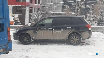 Легковушка со снесенным зеркалом рядом с автобусом | Источник: Виктор Лучкин / «ИрСити»