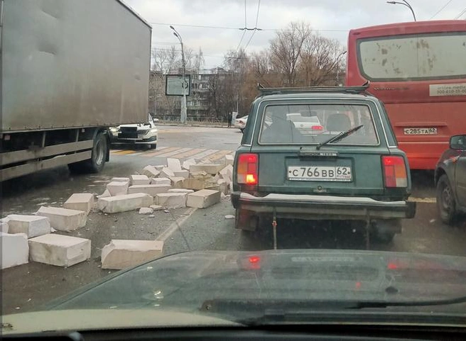 На улице Чкалова проезжую часть завалило бетонными блоками | ya62.ru