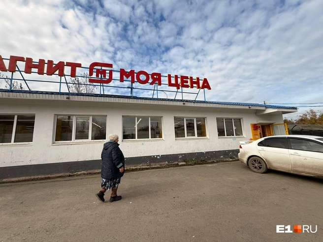 Местным показывали ориентировки беглецов | Источник: Дарья Костомина / E1.RU