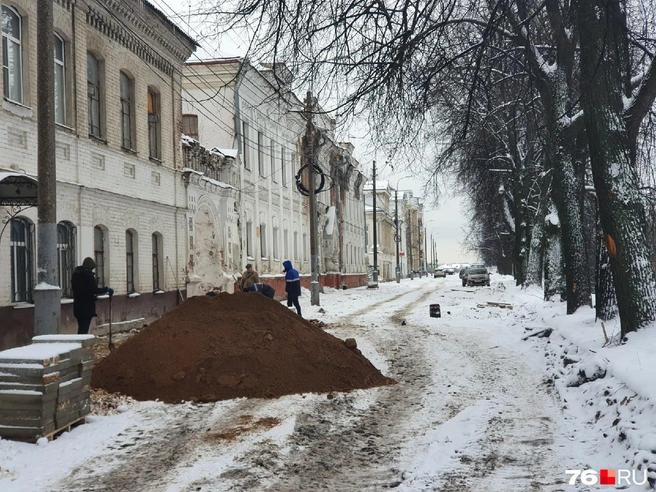 Рабочие вышли на объект в минусовую температуру | Источник: Александра Мамонтова / 76.RU