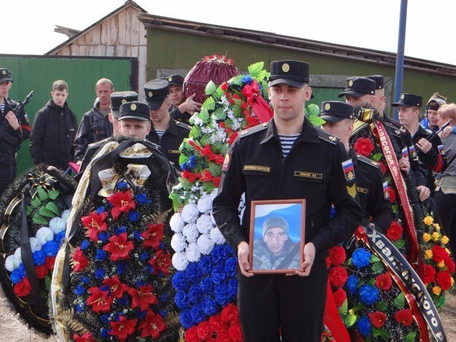 Похороны погибшего в спецоперации жителя Хвалынского района Александра Кострюкова | Источник: Максим Кузнецов (официальный канал) / Telegram