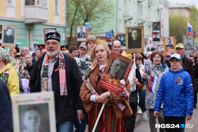 Люди шли с портретами своих родных&nbsp;— участников войны | Источник: Мария Ленц / NGS24.RU