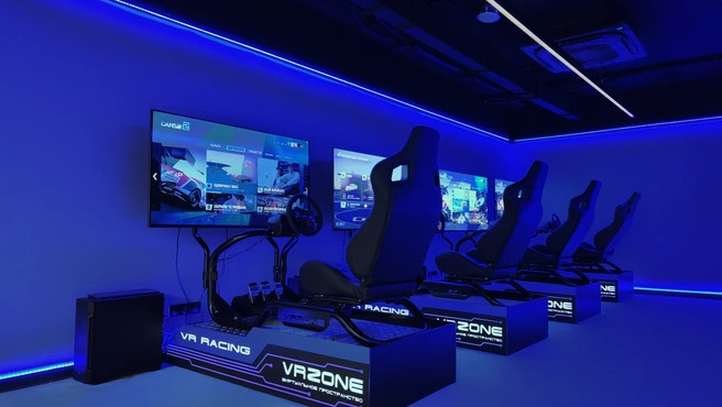 Любителям острых ощущений стоит протестировать VR-аппараты и автосимуляторы | Источник: «Маяк Арена»