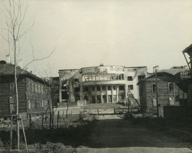 Дом культуры С.&nbsp;М.&nbsp;Кирова после авианалета 18 июня 1942 года | Источник: Автор неизвестен
