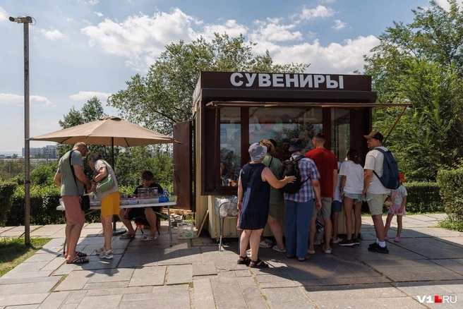 Налево пойдешь — вооружись наличными, направо — ограничься картой | Источник: Алексей Волхонский / V1.RU
