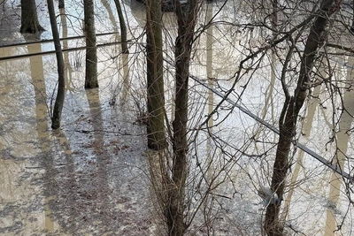 Затопление двора на Софийской из-за прорыва водопровода