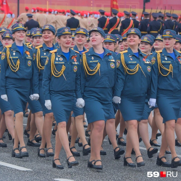 Девушки прошагали по Октябрьской площади | Источник: Тимофей Калмаков / 59.RU