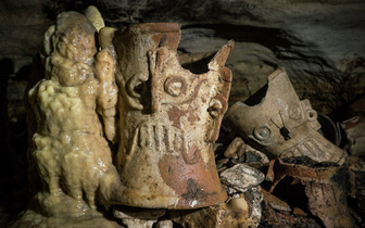 В Мексике обнаружена древняя пещера с артефактами майя