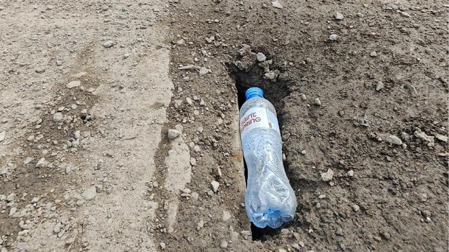 В эту выбоину спокойно уместилась бутылка | Источник: Вячеслав Пестриков