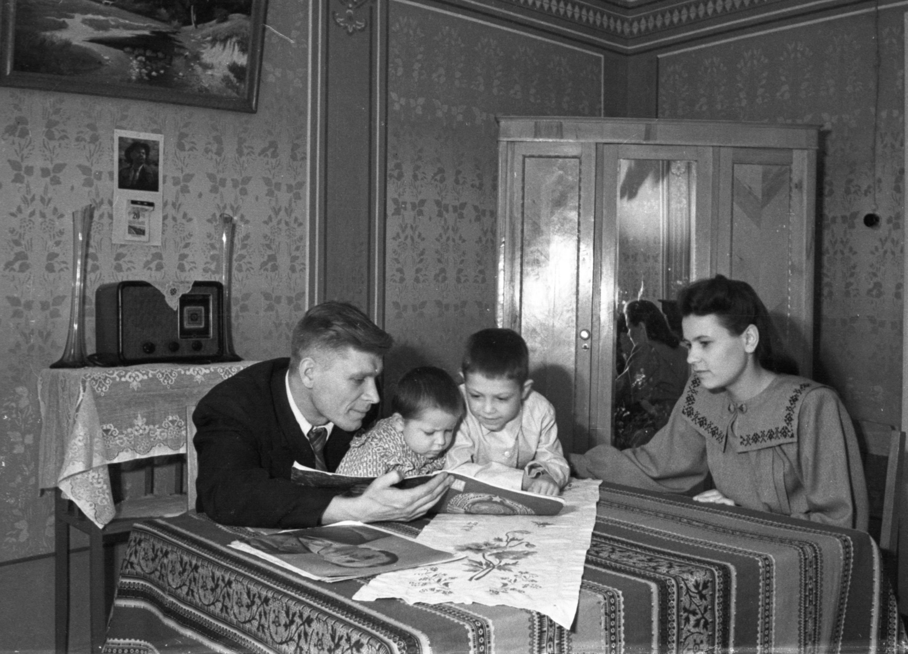 Быт советских граждан. Советский быт. Быт Советской семьи 1960-х гг. Советский быт фото. В кругу семьи.
